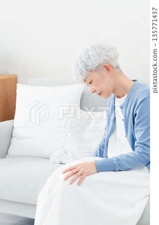 憂鬱的老婦人 135771437