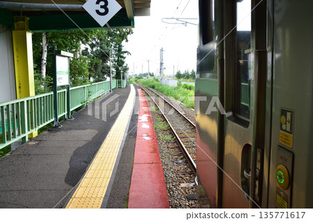 JR Hokkaido Sassho Line: Train window and station scenery between Tobetsu Station and Hokkaido Medical University Station (cloudy in summer 2023) 135771617