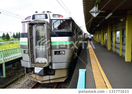 JR Hokkaido Sassho Line: Train window and station scenery between Tobetsu Station and Hokkaido Medical University Station (cloudy in summer 2023) 135771633