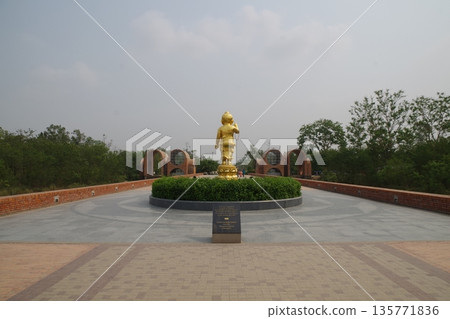 尼泊爾:藍毘尼的佛像,藍毘尼是佛教四大聖地之一。 尼泊爾:藍毘尼的佛像,藍毘尼是佛教四大聖地之一。 135771836