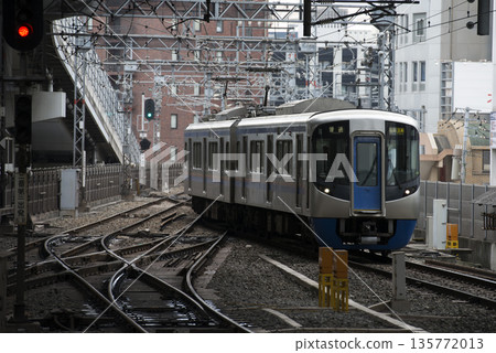2016年,一列火車抵達西鐵福岡站。 2016年,一列火車抵達西鐵福岡站。 135772013