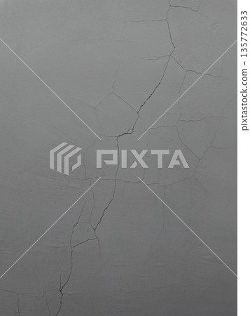 垂直背景圖 2：一面灰色混凝土牆，有垂直和斜向裂縫 135772633