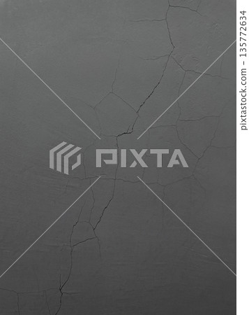 垂直背景圖 2：深灰色混凝土牆，有垂直和斜向裂縫 135772634
