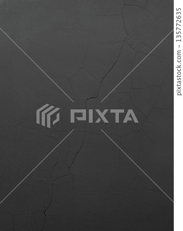 垂直背景圖 2：一面炭灰色混凝土牆，有垂直和對角線裂縫 135772635