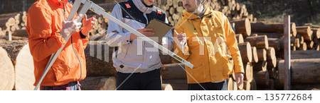 幾位從事林業等初級產業的人員正在用遊標卡尺測量原木。圖片展示的是用於房地產的木材材料。無人露臉。 135772684