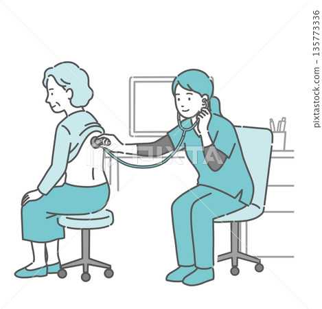 圖：一位身穿手術服的女性醫護人員（醫師/護理師）正在聽診一位老年婦女的背部。 135773336