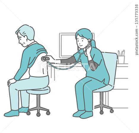 圖：一位身穿手術服的女性醫護人員（醫生/護士）正在聽診老年男子的背部。 135773338