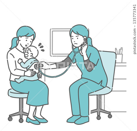 圖：一位身穿手術服的女醫護人員正在聽診一個哭鬧的嬰兒的背部，旁邊是一位憂心忡忡的母親。 135773341