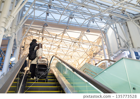 遊客使用自動扶梯 135773528