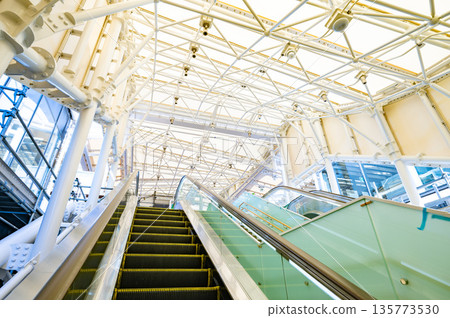 東京灣Aqua-Line海螢號的未來主義自動扶梯空間 135773530