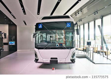 在五十鈴汽車展覽中心展出的下一代公車路線客車 135773575