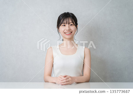 身穿背心的年輕亞洲女性（美容、化妝、護膚） 135773687