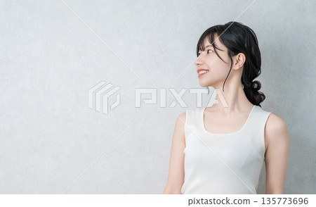 一位面帶微笑的亞洲女性穿著無袖服裝，用於展示美容、護膚和飲食圖片（頸部、胸鎖乳突肌）。 135773696