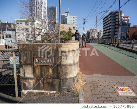 成平橋-橫跨暗渠化的大橫河的公路橋殘存景象 成平橋-橫跨暗渠化的大橫河的公路橋殘存景象 135773996