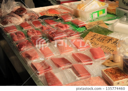 新鮮生鮪魚整齊地排列成包 新鮮生鮪魚整齊地排列成包 135774460