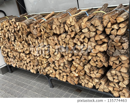 堆積的木柴 135774463