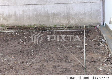 Land marking (construction work) 135774545