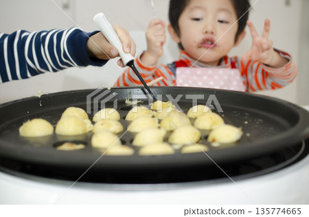 A child A child 135774665