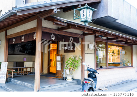 Located south of the Kyoto Imperial Palace, the Kyoto flagship store of the long-established incense maker Shoyeido was founded during the Hoei era of the Edo period. Located in Karasuma-dori, Nakagyo Ward, Kyoto City. 135775116