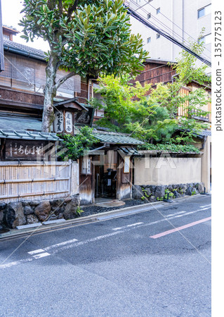 位於京都禦所南側的本家尾張屋是一家歷史悠久的蕎麥麵館,其總店(蓬萊蕎麥麵)創立於江戶時代中期(由點心店改制為蕎麥麵店)。 位於京都禦所南側的本家尾張屋是一家歷史悠久的蕎麥麵館,其總店(蓬萊蕎麥麵)創立於江戶時代中期(由點心店改制為蕎麥麵店)。 135775123