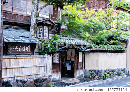 位於京都禦所南側的本家尾張屋是一家歷史悠久的蕎麥麵館，其總店（蓬萊蕎麥麵）創立於江戶時代中期（由點心店改制為蕎麥麵店）。 135775124