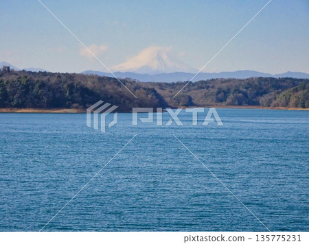 Mount Fuji as seen from Lake Sayama in Saitama Prefecture 135775231