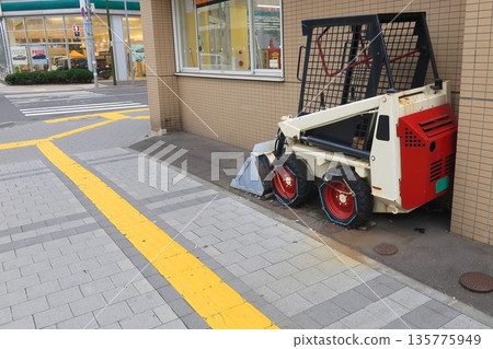 滑移裝載機已存放，用於除雪 135775949