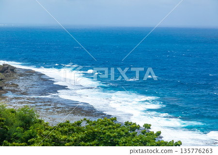 沖繩和平祈念公園壯闊的海岸線景致 135776263