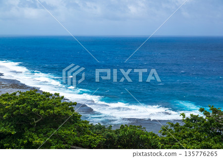 沖繩和平祈念公園壯闊的海岸線景致 135776265