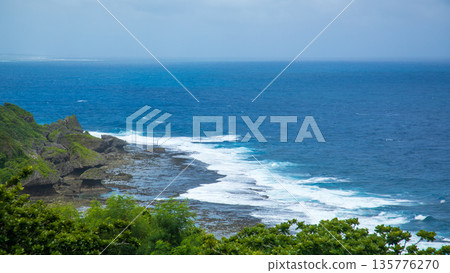 沖繩和平祈念公園壯闊的海岸線景致 135776270