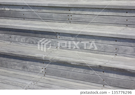 由舊木板製成的木地板樓梯 135776296