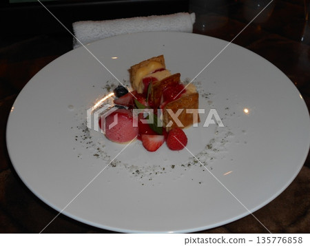 一款奢華的餐後甜點 一款奢華的餐後甜點 135776858