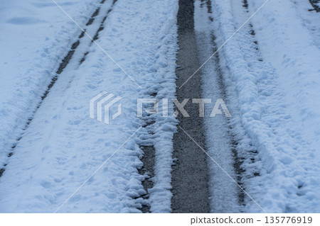 融化的雪道 135776919