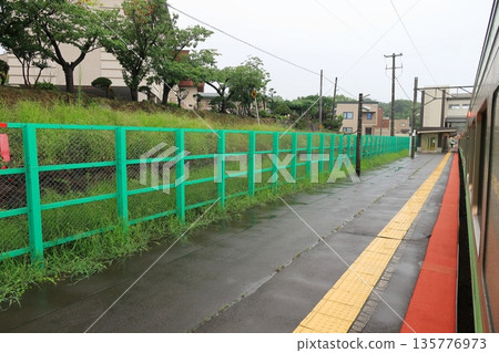 JR北海道函館本線：從八佐武站到星沖站的當地列車車窗外景色（2023年夏雨） 135776973