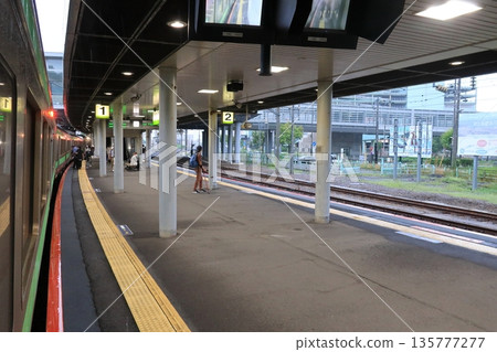 JR北海道函館本線：從朝里站到小樽站的普通列車車窗外的風景（2023年夏雨） 135777277