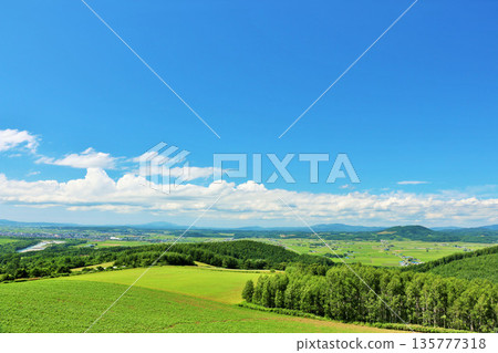 北海道夏天藍天和地球 135777318