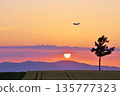 北海道黃昏童話山和飛機 135777323