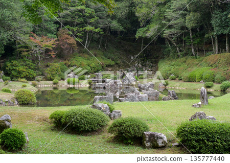 秋日的丈榮寺雪舟庭園 135777440