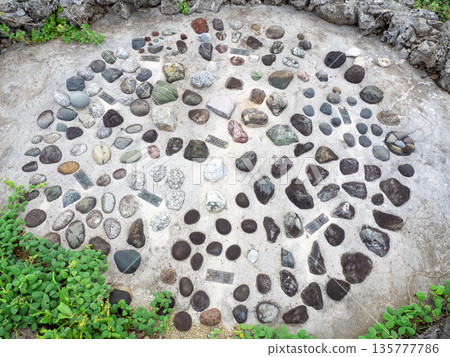 一條由來自日本各地的石頭鋪成的道路（沖繩縣波照間島） 135777786