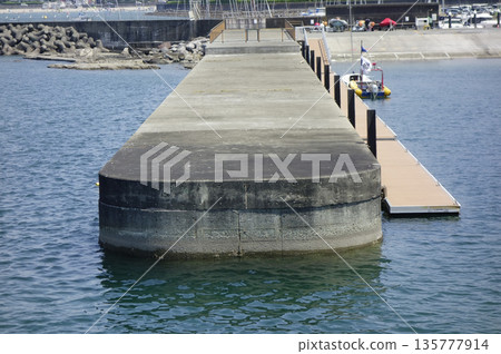 August 14, 2020, Hayama Port, Hayama Town, Kanagawa Prefecture, under the scorching heat of midsummer. 135777914