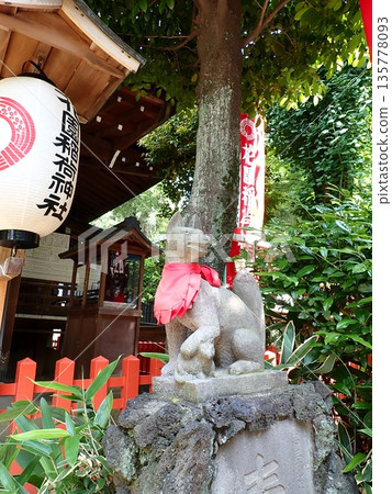 Hanazono Inari Shrine - Guardian Foxes Hanazono Inari Shrine - Guardian Foxes 135778093