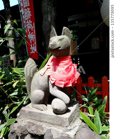 Hanazono Inari Shrine - Guardian Foxes Hanazono Inari Shrine - Guardian Foxes 135778095