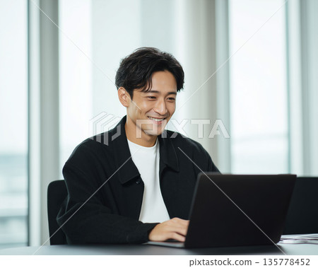 Japanese businessman working on a laptop 135778452