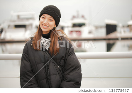 戴著針織帽的年輕女子 戴著針織帽的年輕女子 135778457