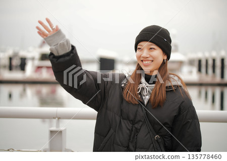 戴著針織帽的年輕女子 戴著針織帽的年輕女子 135778460