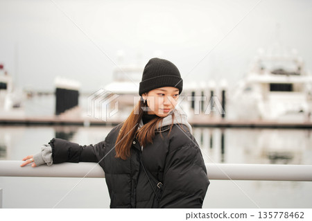 戴著針織帽的年輕女子 戴著針織帽的年輕女子 135778462