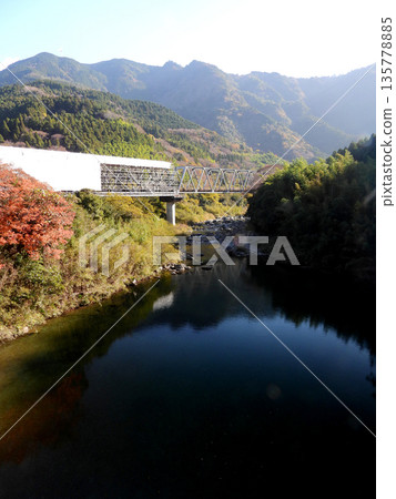 正在進行基礎建設的鐵路橋和秋葉 135778885