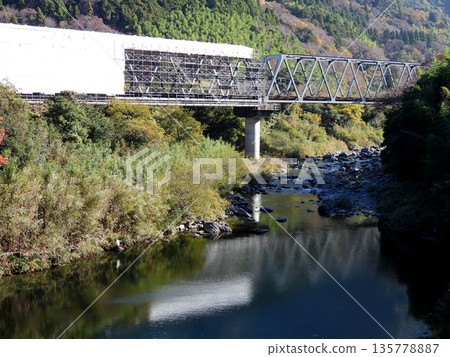 正在進行基礎建設的鐵路橋和秋葉 135778887