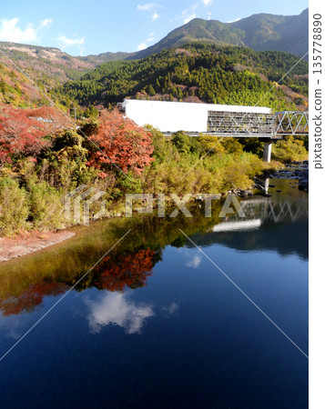 正在進行基礎建設的鐵路橋和秋葉 正在進行基礎建設的鐵路橋和秋葉 135778890