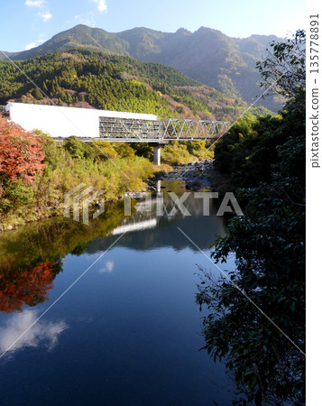 正在進行基礎建設的鐵路橋和秋葉 135778891